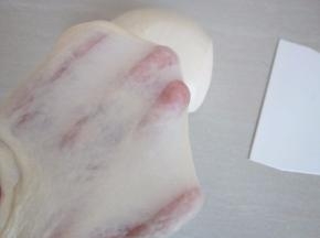 揉至扩展阶段能拉出透明手套膜。