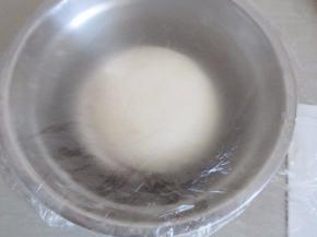 将面团整于理好，盖上保鲜膜室温发酵2倍大。