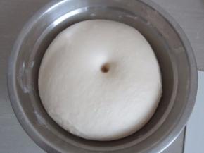 手指沾占粉戳个洞，不回弹不塌陷即发酵完成。