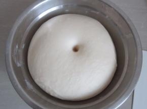 手指沾占粉戳个洞，不回弹不塌陷即发酵完成。