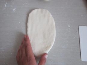 取一松弛好的面团，擀开拍掉边上的气泡。