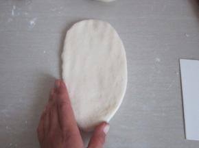 取一松弛好的面团，擀开拍掉边上的气泡。