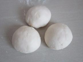 滚圆后盖上保鲜膜醒发20分钟。