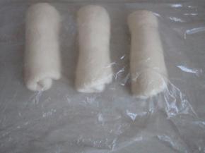 擀卷完成后盖上保鲜膜，松弛20分钟。