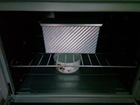 放入烤箱，底部放一碗热水，室温发酵70分钟。