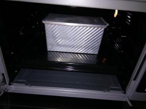 放进预热好的烤箱170度，下层，烤45分钟。出炉后立即脱模晾凉