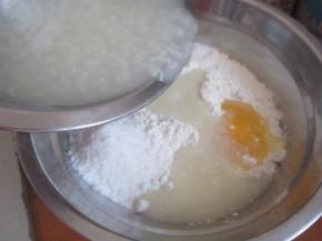 除黄油外，将主料中的材料混合均匀。