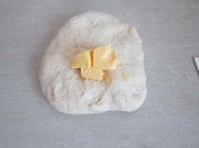 揉至面筋形成粗膜状态时加入黄油。