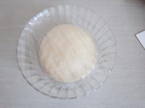 将面团整于理好，盖上保鲜膜室温发酵。