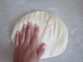 发好的面团取出排气。