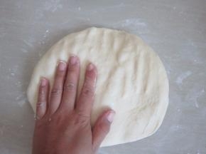 发好的面团取出排气。