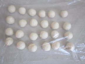 分成24个等份小面团。盖上保鲜膜松弛20分钟.