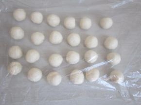 分成24个等份小面团。盖上保鲜膜松弛20分钟.