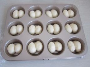 松弛好的面团稍稍整成椭圆形依次放入模具中。