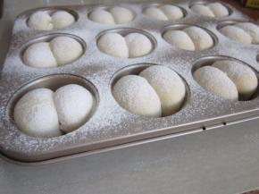 发好的面胚表面筛上一层面粉。