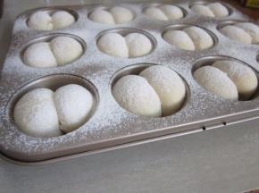 发好的面胚表面筛上一层面粉。