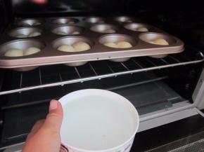 面胚放入烤箱中底部放一碗热水，不用开烤箱，室温发酵50分钟。