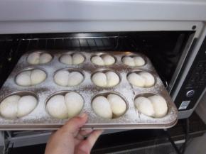 放入预热好的烤箱，上下火180℃，20分钟左右