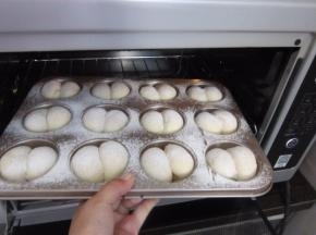 放入预热好的烤箱，上下火180℃，20分钟左右