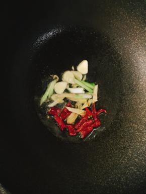 锅烧热后放入葱姜蒜、辣椒爆香