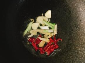 锅烧热后放入葱姜蒜、辣椒爆香