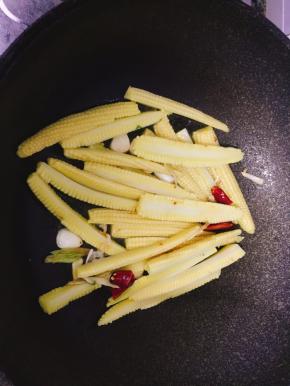 倒入玉米笋一起翻炒片刻