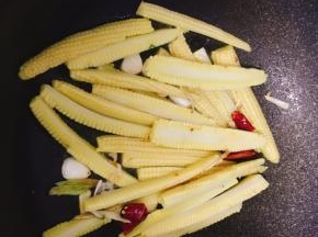 倒入玉米笋一起翻炒片刻
