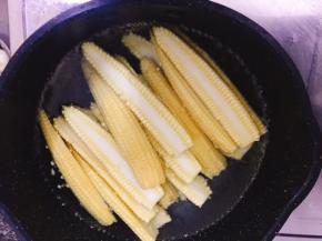 锅中加入适量水烧开之后放入玉米笋煮至断生