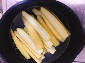 锅中加入适量水烧开之后放入玉米笋煮至断生