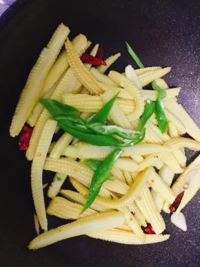 加入青椒一起爆炒