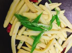 加入青椒一起爆炒