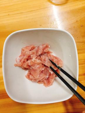 切好肉片加入少许料酒和生粉腌制一下