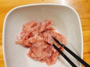 切好肉片加入少许料酒和生粉腌制一下