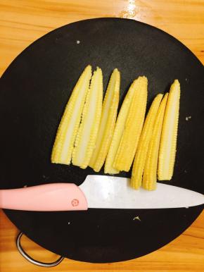 从玉米笋中间切开，用奈瓷刀切非常容易