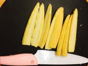 从玉米笋中间切开，用奈瓷刀切非常容易