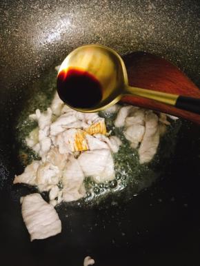 锅里油烧热倒入腌好肉片炒变色后加入一勺生抽翻炒均匀