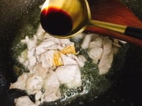 锅里油烧热倒入腌好肉片炒变色后加入一勺生抽翻炒均匀