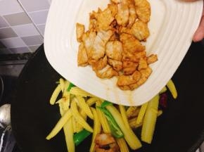 倒入肉片翻炒一下