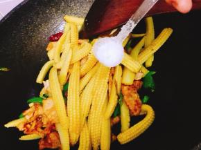 加入少许盐和鸡精调味即可装盘