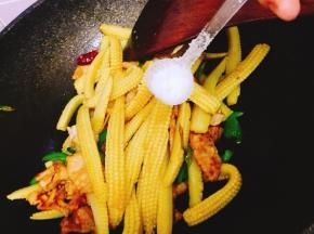 加入少许盐和鸡精调味即可装盘
