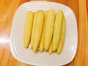 玉米笋洗净备用
