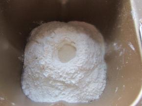 除黄油外的所有材料放入面包机桶揉成团。