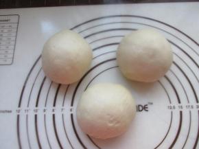 揉匀面团分成三份。