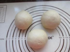 揉匀面团分成三份。