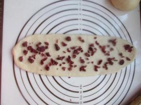 铺上蔓越莓碎。