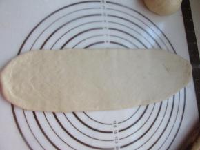 擀开成长舌状。