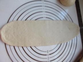 擀开成长舌状。