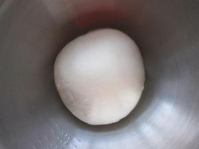 加入黄油揉出手套膜后静置发酵约1-2小时。