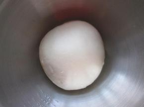 加入黄油揉出手套膜后静置发酵约1-2小时。