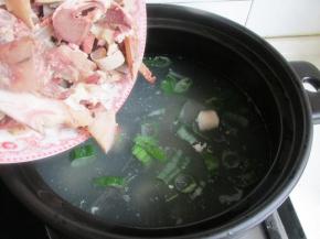 倒入羊杂烧开。